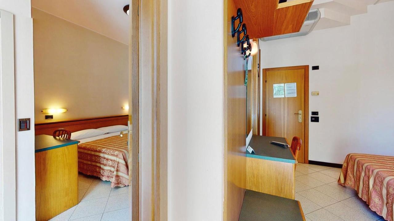 Hotel Excelsior Cervia Bagian luar foto