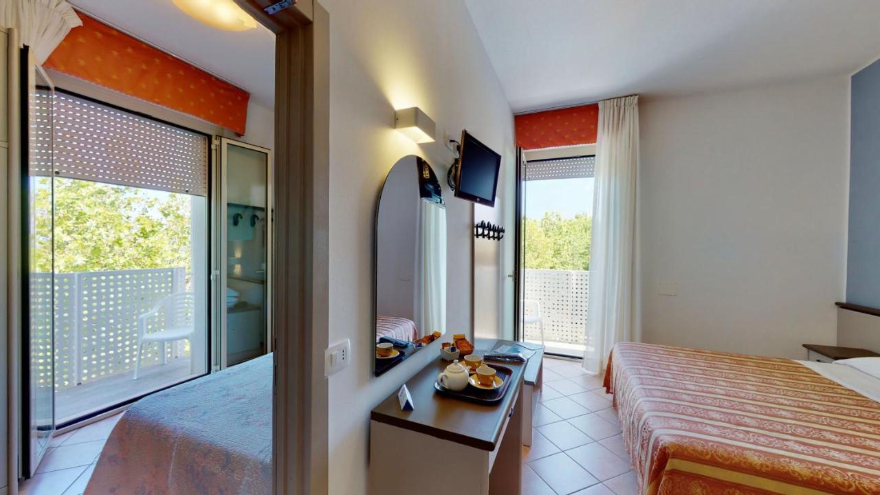 Hotel Excelsior Cervia Bagian luar foto