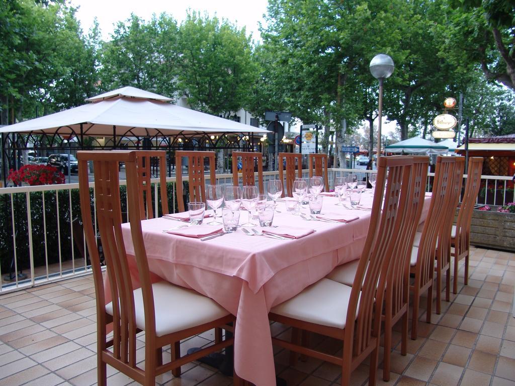 Hotel Excelsior Cervia Bagian luar foto