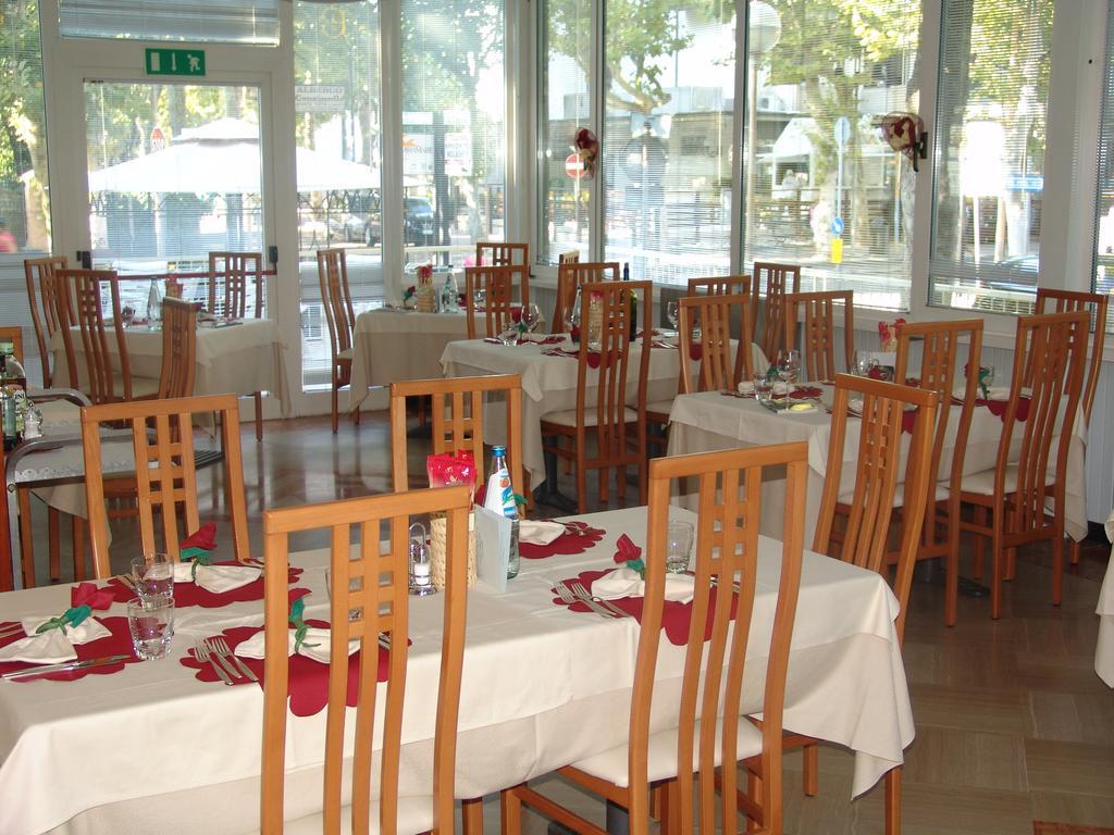 Hotel Excelsior Cervia Bagian luar foto